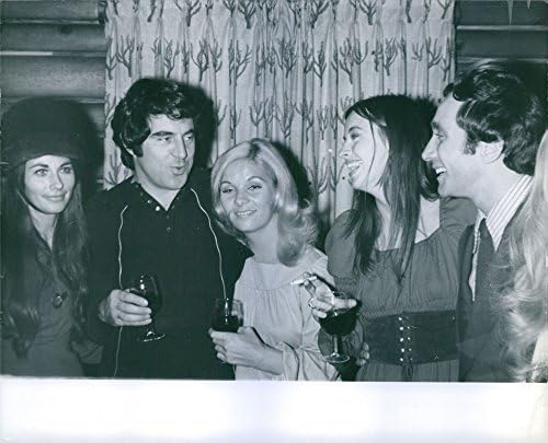 תצלום וינטג 'של סנדי ברון נהנה עם אשתו וכמה מחבריו.
